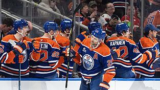 Leon Draisaitl durfte sich für zwei Tore von den Kollegen feiern lassen. Leon Draisaitl durfte sich für zwei Tore von den Kollegen feiern lassen.