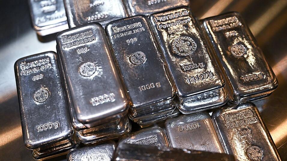 An einen unbekannten Abholer &uuml;bergab der Senior 50 Kilogramm Silber. (Symbolbild)