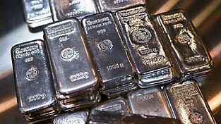 An einen unbekannten Abholer &uuml;bergab der Senior 50 Kilogramm Silber. (Symbolbild)