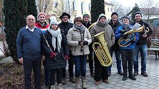 Setzt schon einmal die richtigen Töne für 2020: Auch den Beschäftigten in der Gemeindeverwaltung und dem Bürgermeister Max Schmaderer spielte die Schorndorfer Blechmuse am Freitagmorgen ein musikalisches Neujahrsständchen Setzt schon einmal die richtigen Töne für 2020: Auch den Beschäftigten in der Gemeindeverwaltung und dem Bürgermeister Max Schmaderer spielte die Schorndorfer Blechmuse am Freitagmorgen ein musikalisches Neujahrsständchen
