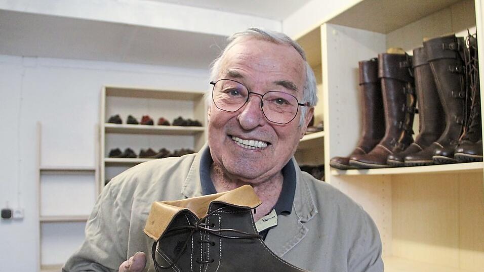Solche Stiefel werden von Privatleuten beispielsweise f&uuml;r die Landshuter Hochzeit angefragt, berichtet der 78-J&auml;hrige.