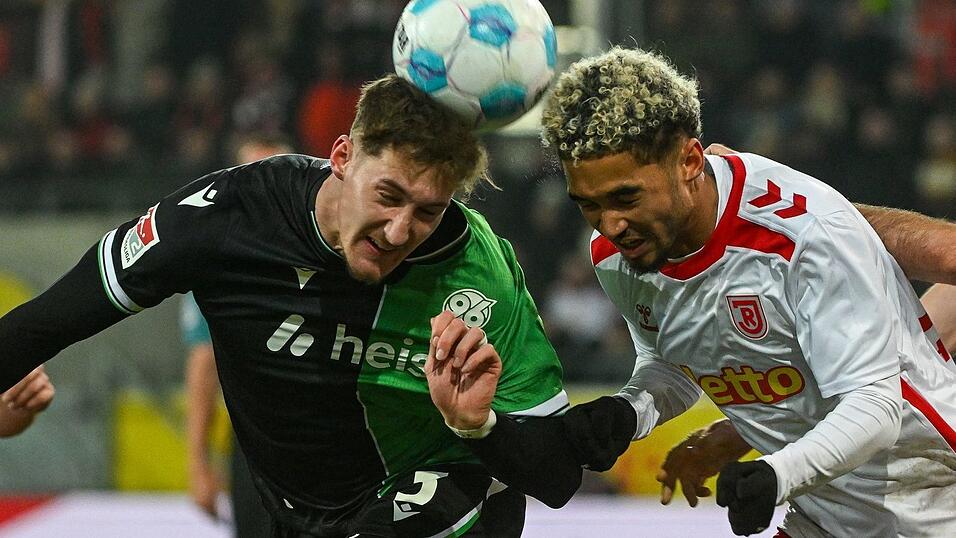 Rasantes Kopfballduell zwischen Hannovers Phil Neumann (l) und Jahn-Profi Bryan Hein.