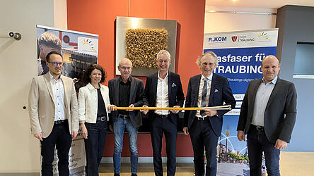 Sind davon &uuml;berzeugt, dass in Zukunft nichts mehr ohne Glasfaser geht (von links): Alexander Schie&szlig;l und Daniela Bachmeier von der Wirtschaftsf&ouml;rderung, Stadtwerke-Gesch&auml;ftsf&uuml;hrer G&uuml;nter Winter, Oberb&uuml;rgermeister Markus Pannermayr, R-KOM-Gesch&auml;ftsf&uuml;hrer Alfred Rauscher und Dr. Alexander Deml, kaufm&auml;nnischer Leiter bei R-KOM.