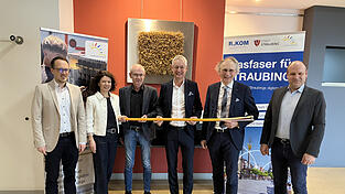 Sind davon &uuml;berzeugt, dass in Zukunft nichts mehr ohne Glasfaser geht (von links): Alexander Schie&szlig;l und Daniela Bachmeier von der Wirtschaftsf&ouml;rderung, Stadtwerke-Gesch&auml;ftsf&uuml;hrer G&uuml;nter Winter, Oberb&uuml;rgermeister Markus Pannermayr, R-KOM-Gesch&auml;ftsf&uuml;hrer Alfred Rauscher und Dr. Alexander Deml, kaufm&auml;nnischer Leiter bei R-KOM.