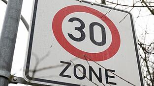 Nach Ansicht der Polizei keine Option: Zone 30 im gesamten Markt. (Symbolfoto) Nach Ansicht der Polizei keine Option: Zone 30 im gesamten Markt. (Symbolfoto)