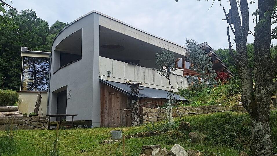Etwas versteckt auf dem Areal liegt das exklusive in Holzbauweise errichtete Haus, davor der moderne Anbau, der sich teilweise noch im Rohbau befindet. Etwas versteckt auf dem Areal liegt das exklusive in Holzbauweise errichtete Haus, davor der moderne Anbau, der sich teilweise noch im Rohbau befindet.