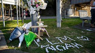 Mitschüler legten in der Nähe der Unglücksstelle Blumen nieder.
