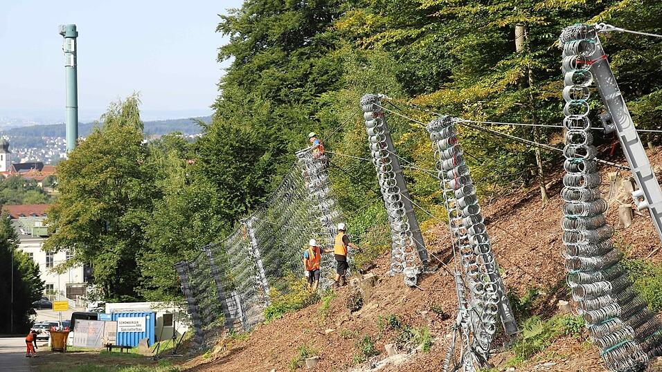In den Sommerferien wurden die Steinschlagschutzz&auml;une entlang der Stra&szlig;e errichtet. Die weiteren Arbeiten k&ouml;nnen nun hinter den Z&auml;unen ausgef&uuml;hrt werden, so dass keine Vollsperrung mehr erforderlich ist.&nbsp;