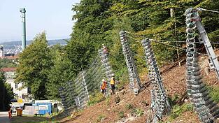 In den Sommerferien wurden die Steinschlagschutzzäune entlang der Straße errichtet. Die weiteren Arbeiten können nun hinter den Zäunen ausgeführt werden, so dass keine Vollsperrung mehr erforderlich ist. 