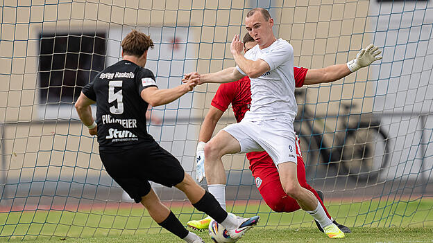 Simon Pichlmeier (schwarzes Trikot) brachte die SpVgg Hankofen-Hailing am Sonntag in Bogen früh mit 1:0 in Führung. Simon Pichlmeier (schwarzes Trikot) brachte die SpVgg Hankofen-Hailing am Sonntag in Bogen früh mit 1:0 in Führung.
