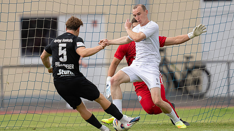 Simon Pichlmeier (schwarzes Trikot) brachte die SpVgg Hankofen-Hailing am Sonntag in Bogen früh mit 1:0 in Führung. Simon Pichlmeier (schwarzes Trikot) brachte die SpVgg Hankofen-Hailing am Sonntag in Bogen früh mit 1:0 in Führung.