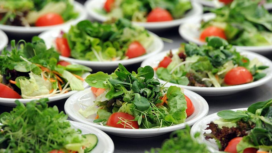 Ein gemischter Salat: Nicht unbedingt typisch f&uuml;r ein Volksfestessen, doch wenn gar nichts Leichtes auf der Karte im Festzelt steht, besser als nichts.