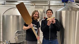 Bastian und Tobias Merches von Zombr&auml;u in Mirskofen. Ihr nachhaltiges Brotbier, gebraut am Tag des Bieres, soll am Tag des Brotes in rund vier Wochen fertig sein.