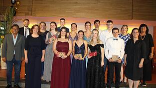 Die Prüfungsbesten der 9R und der 10M der Mittelschule Rottenburg mit ihren Klassenleitern, der Schulleitung sowie den Vertretern der Stadt Rottenburg und der Gemeinde Hohenthann.