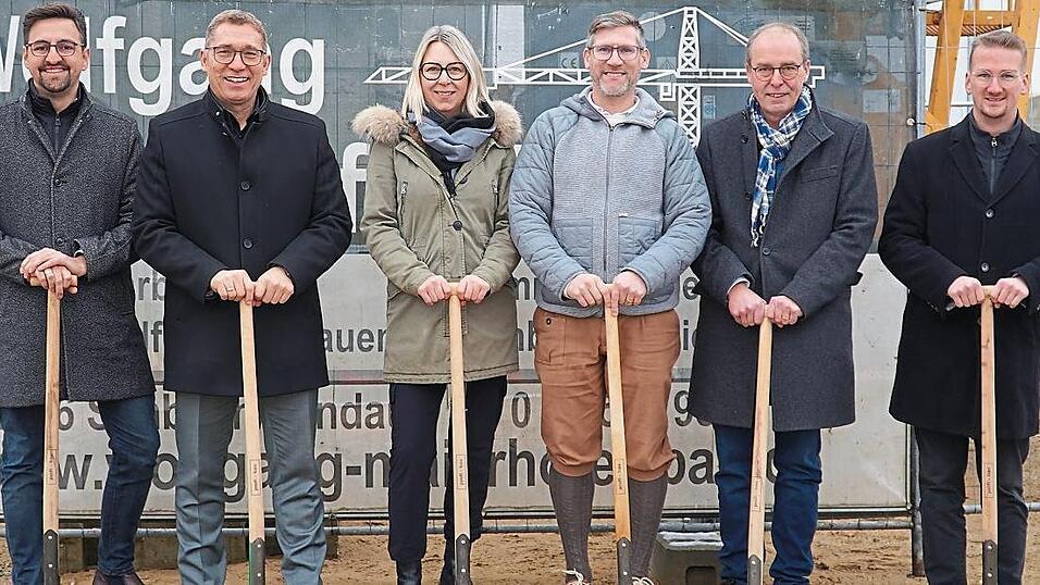 Vertriebsleiter der VR-Immobilien Markus Egger (v. l.), Geschäftsführer der VR-Immobilien Martin Able, Kerstin Niedermeier, Wolfgang Maierhofer, Bürgermeister Martin Hiergeist und VR-Immobilienberater der Fabian Straubinger