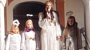 Die Engel, v.l. Anna und Mia St&ouml;ttner und Finja Kampfl mit Milena Reichl als das &bdquo;Reichersdorfer Christkind&ldquo;.