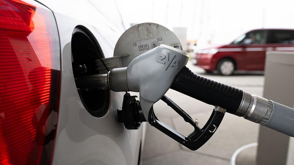 Der &laquo;Tankrabatt&raquo; ist umstritten. (Symbolbild)