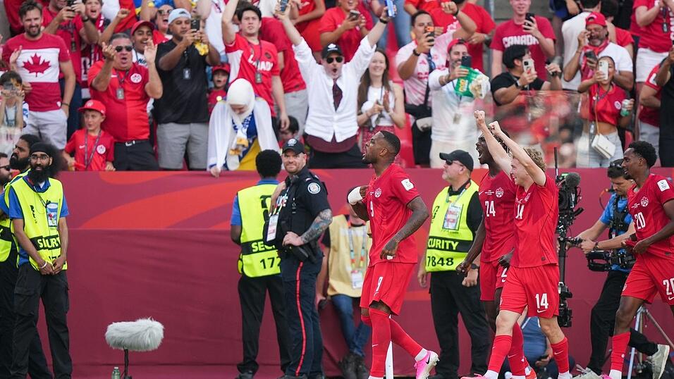 Kanada bejubelte den ersten Punkt bei einer WM-Endrunde. Kanada bejubelte den ersten Punkt bei einer WM-Endrunde.