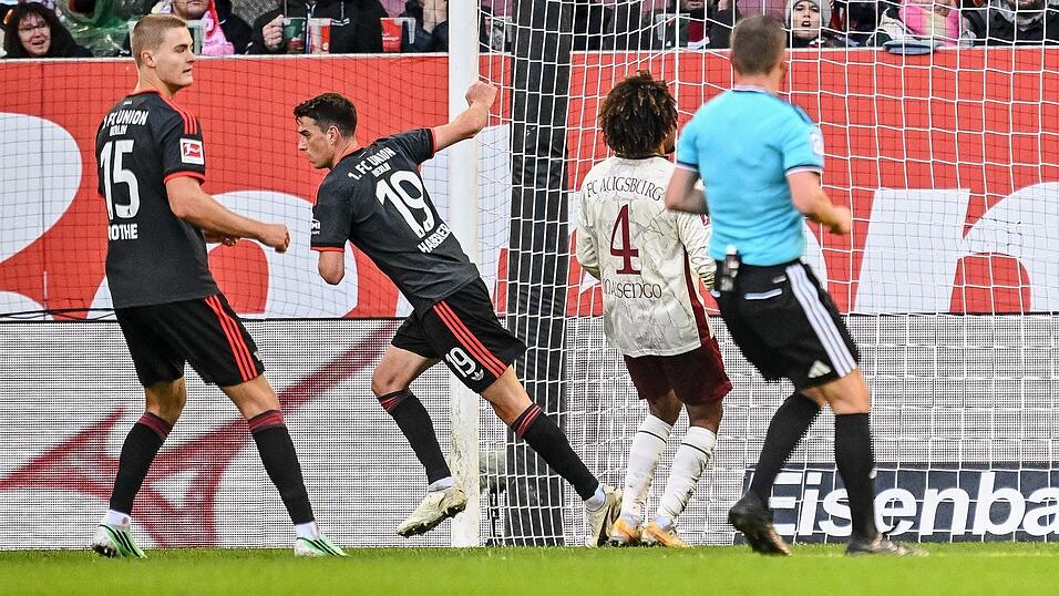 Janik Haberer (Nr. 19) dreht nach seinem Tor zum 1:1 jubelnd ab. Janik Haberer (Nr. 19) dreht nach seinem Tor zum 1:1 jubelnd ab.