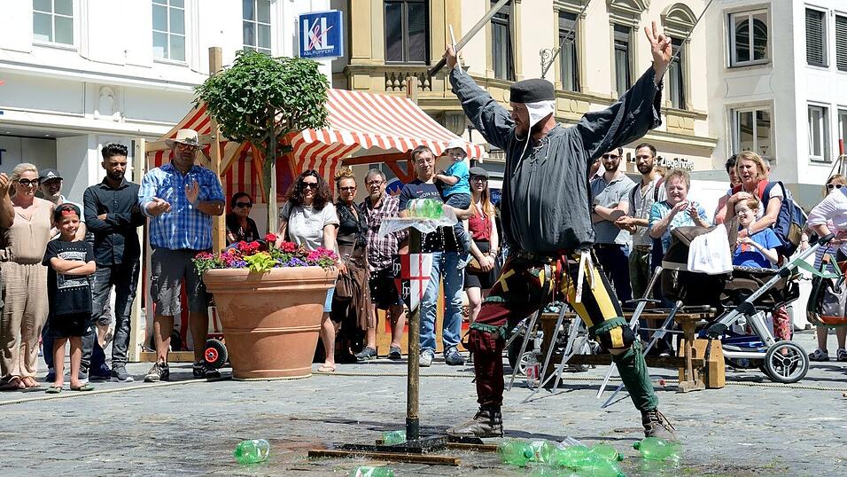 Mittelalter-Flair und super Stimmung: Die lange Einkaufsnacht 'Schlaflos' war gleichzeitig der Auftakt zum Mittelalter-Fest in Straubing. Mittelalter-Flair und super Stimmung: Die lange Einkaufsnacht 'Schlaflos' war gleichzeitig der Auftakt zum Mittelalter-Fest in Straubing.