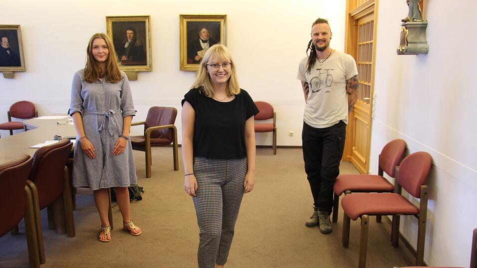 Jugendratssprecherin Teresa Raith (li.) und Jugendpfleger Marco Lorenz begr&uuml;&szlig;ten Neumitglied Corinna Klingl aus Prackenbach.