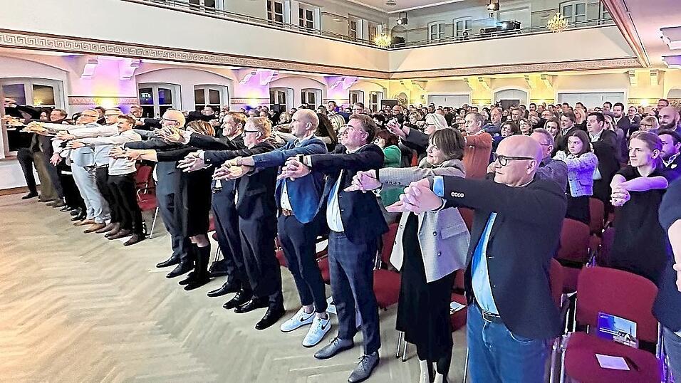 Das Auditorium im Bernlochner folgte bereitwillig den Anweisungen von Keynote Speaker Frank Asmus.