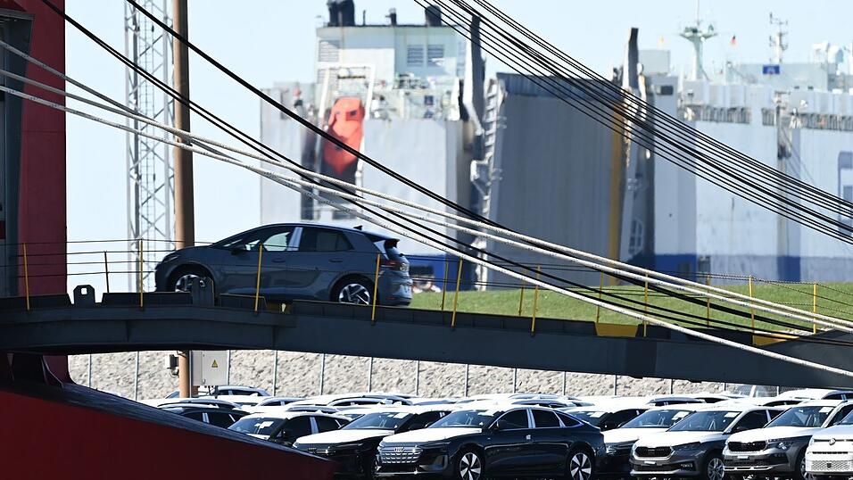 Importeure von europäischen Autos müssen in den USA künftig einen Zoll in Höhe von 15 Prozent zahlen - andersherum soll es keine Zölle mehr geben. (Archivbild) Importeure von europäischen Autos müssen in den USA künftig einen Zoll in Höhe von 15 Prozent zahlen - andersherum soll es keine Zölle mehr geben. (Archivbild)