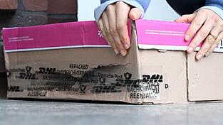 Das mit Klebeband notd&uuml;rftig geflickte Paket ist endlich da, der Inhalt kaputt: Eine beispielhafte Szene aus Deutschland im November 2025.