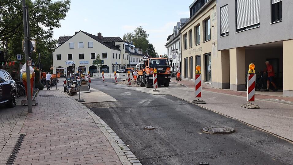 Am Dienstag war in der Landshuter Stra&szlig;e noch eine Bauampel aufgestellt, so dass die Baustelle einspurig befahrbar blieb. Am Mittwoch wandert die Baustelle weiter stadteinw&auml;rts, so dass am Gries vollgesperrt sein wird.