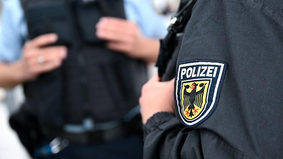 Der Mann konnte von der Bundespolizei widerstandslos festgenommen werden. (Symbolbild) Der Mann konnte von der Bundespolizei widerstandslos festgenommen werden. (Symbolbild)