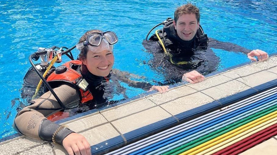 Zum Schnuppertauchen geht es ins Chamer Schwimmerbecken.