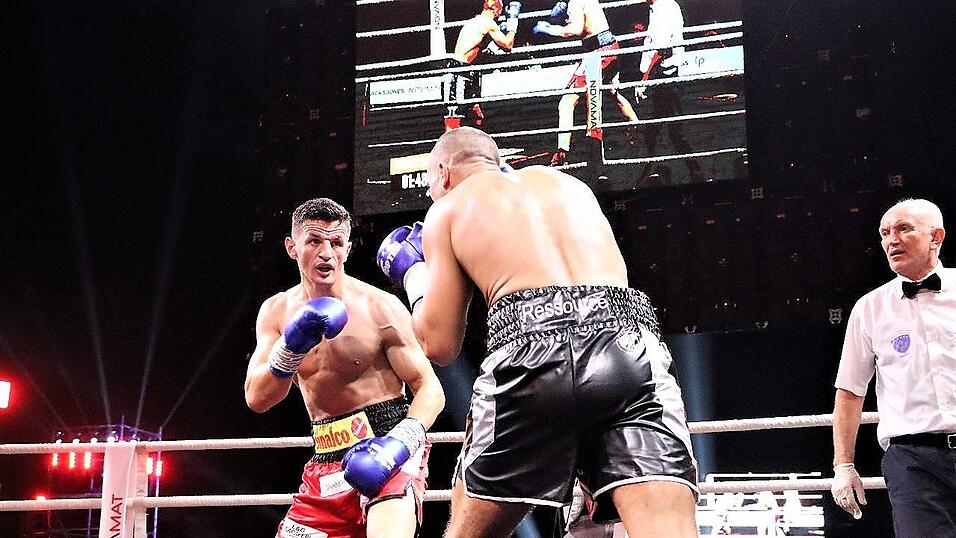 Ein harter Kampf: Am Samstag bestritt der bayerische Profiboxer Robins Krasniqi (links) in Pristina, der Hauptstadt seines Geburtstlandes Kosovo, seinen 60. Profikampf. Er gewann gegen Nadjib Mohammedi, der in der 9. Runde disqualifiziert worden war.
