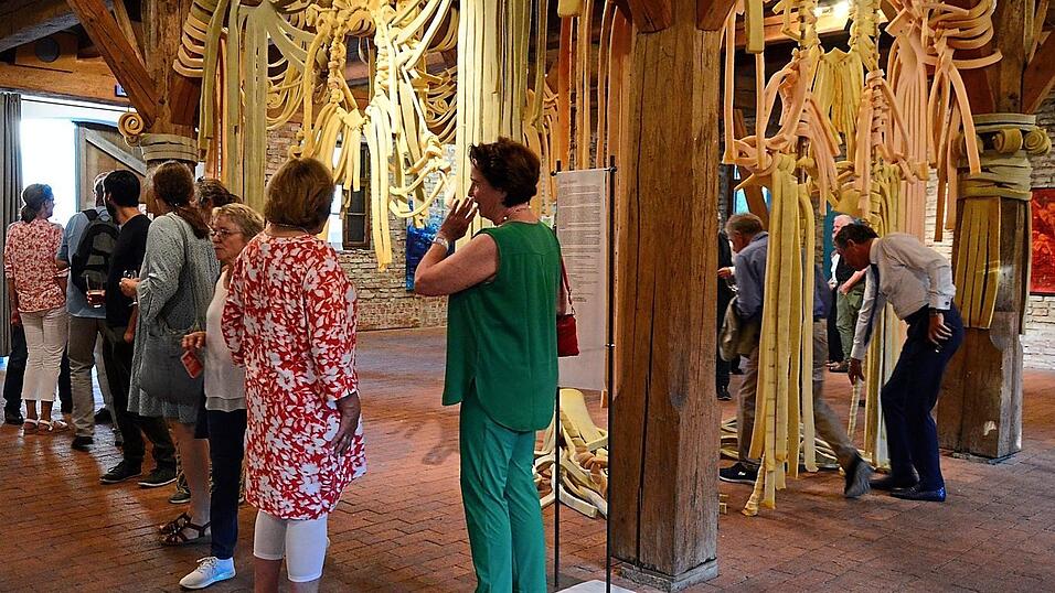 Begehbar: Die große Installation von Susu Gorth forderte das Publikum zu vielfältiger Auseinandersetzung heraus. Begehbar: Die große Installation von Susu Gorth forderte das Publikum zu vielfältiger Auseinandersetzung heraus.