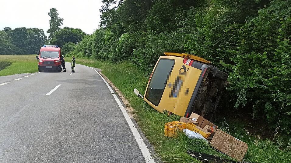 Das Postauto landete im Graben.