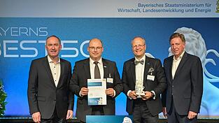 Wirtschaftsminister Hubert Aiwanger (l.) verlieh die Auszeichnung an Einhell. 