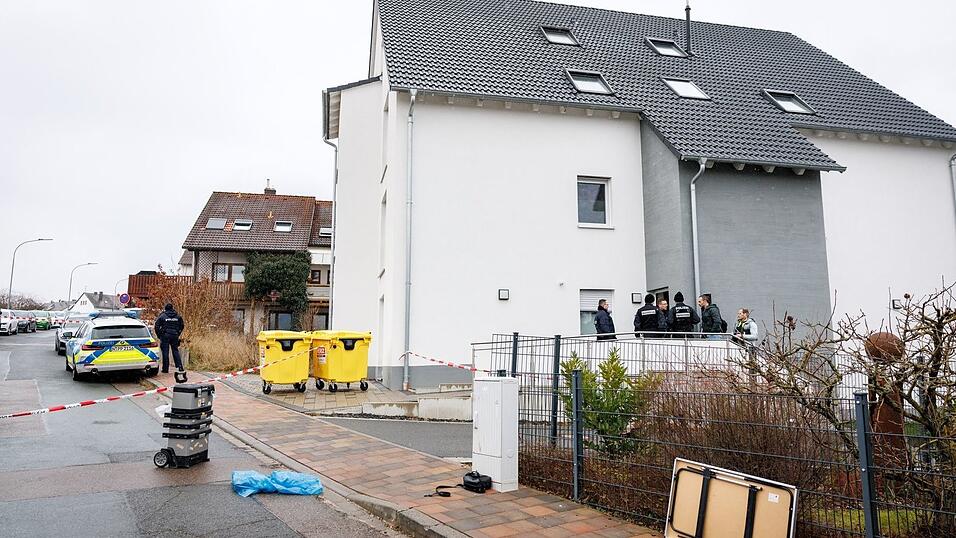 Der Mann konnte die stark blutende Wunde am Hals mit der Hand zudrücken. Die Wunde am Oberkörper presste er gegen einen Stromverteilerkasten. (Archivbild)