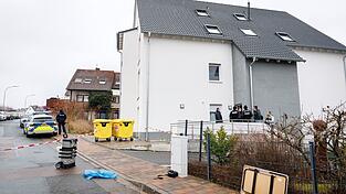 Der Mann konnte die stark blutende Wunde am Hals mit der Hand zudrücken. Die Wunde am Oberkörper presste er gegen einen Stromverteilerkasten. (Archivbild)