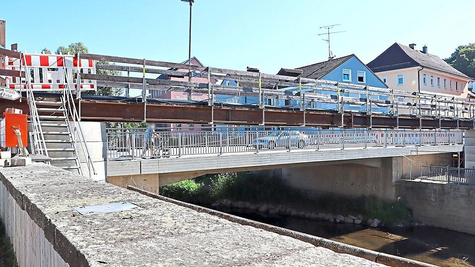 Im November sollen die Arbeiten an der Brücke fertig sein. Im November sollen die Arbeiten an der Brücke fertig sein.