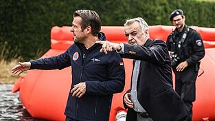 Nordrhein-Westfalens Innenminister Herbert Reul lässt sich an der deutsch-belgischen Grenze an einer Wassertankstation die Lage erläutern. Nordrhein-Westfalens Innenminister Herbert Reul lässt sich an der deutsch-belgischen Grenze an einer Wassertankstation die Lage erläutern.