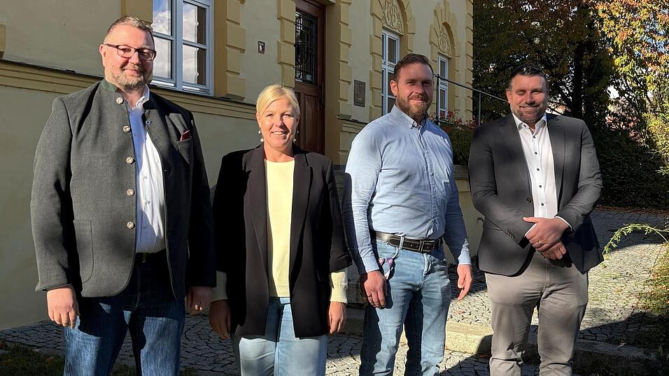 Auftakt zur Kommunalen Wärmeplanung in Bodenkirchen (von links): Tobias Brockel (Kommunalbetreuer Bayernwerk Netz GmbH), Bürgermeisterin Doris Wimmer, Christian Birker (Technisches Bauamt) und Projektleiter Steffen Mayer (Bayernwerk Netz). Auftakt zur Kommunalen Wärmeplanung in Bodenkirchen (von links): Tobias Brockel (Kommunalbetreuer Bayernwerk Netz GmbH), Bürgermeisterin Doris Wimmer, Christian Birker (Technisches Bauamt) und Projektleiter Steffen Mayer (Bayernwerk Netz).