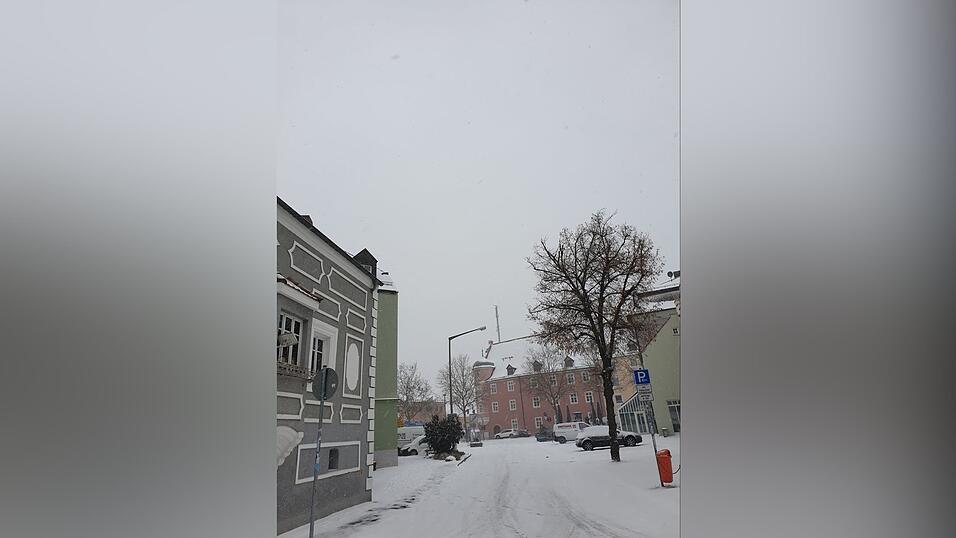 Am Dienstag schneit es heftig in weiten Teilen Bayerns, auch in Straubing. Am Dienstag schneit es heftig in weiten Teilen Bayerns, auch in Straubing.