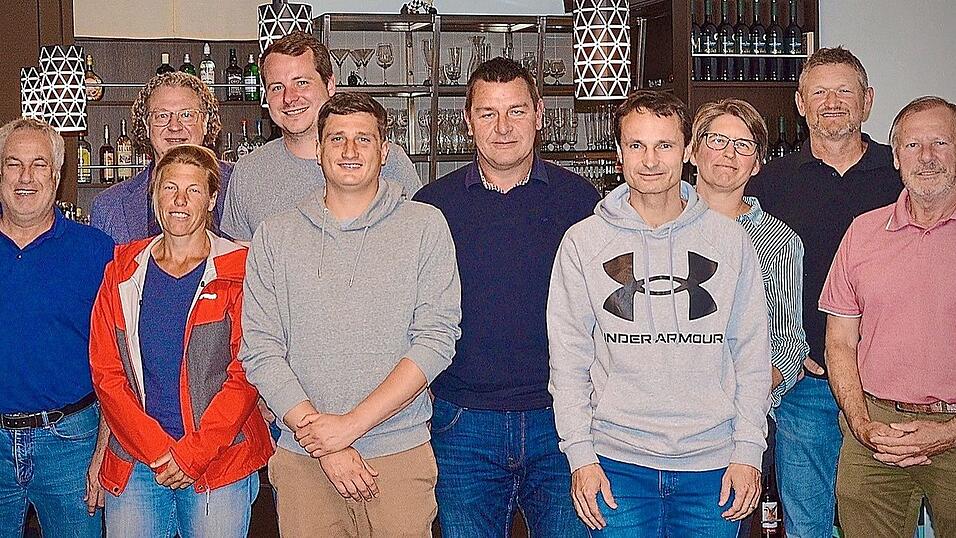 Die neue Vorstandschaft (von links): Vorsitzender Marcus Zehentbauer, 2. Sportwart Heiner Wernthaler, 2. Jugendwart Stefan Hartmann (hinten), Beisitzerin Presse- und Öffentlichkeitsarbeit Caroline Rögner, Sportwart Daniel Geiger (hinten), Beisitzer Jugend Leroy Franke, Beisitzer Sport Andreas Brunner, Beisitzer Finanzen Robert Schönsmaul, Schriftführerin Johanna Tebbing, Jugendwart Christoph Parringer und Schatzmeister Werner Schmidt. Die neue Vorstandschaft (von links): Vorsitzender Marcus Zehentbauer, 2. Sportwart Heiner Wernthaler, 2. Jugendwart Stefan Hartmann (hinten), Beisitzerin Presse- und Öffentlichkeitsarbeit Caroline Rögner, Sportwart Daniel Geiger (hinten), Beisitzer Jugend Leroy Franke, Beisitzer Sport Andreas Brunner, Beisitzer Finanzen Robert Schönsmaul, Schriftführerin Johanna Tebbing, Jugendwart Christoph Parringer und Schatzmeister Werner Schmidt.