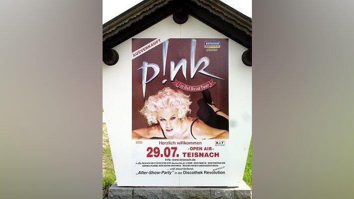 10.000 Eintrittskarten sollen für das Konzert schon nach wenigen Wochen ausverkauft gewesen sein. 10.000 Eintrittskarten sollen für das Konzert schon nach wenigen Wochen ausverkauft gewesen sein.