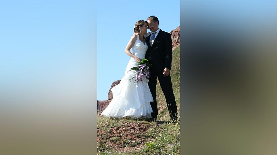 Patrizia und Sven Westphal bei ihrer Hochzeit auf der Nordseeinsel Helgoland. Patrizia und Sven Westphal bei ihrer Hochzeit auf der Nordseeinsel Helgoland.