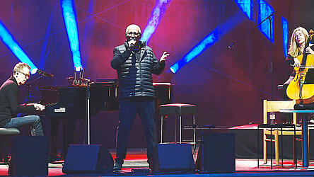 Konstantin Wecker trat auf der Schwedenwiese mit Jo Barnikel und Fany Kammerlander auf.