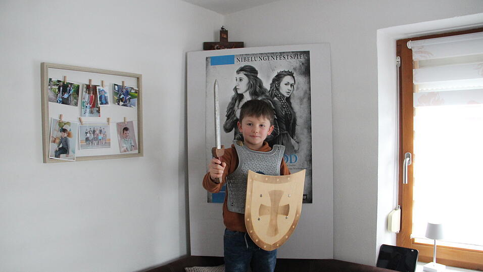 Luis Kapser &uuml;bt f&uuml;r seine Rolle mit dem Schwert, das ihm sein Opa gebaut hat. Er ist der j&uuml;ngste Schauspieler der Nibelungentruppe.