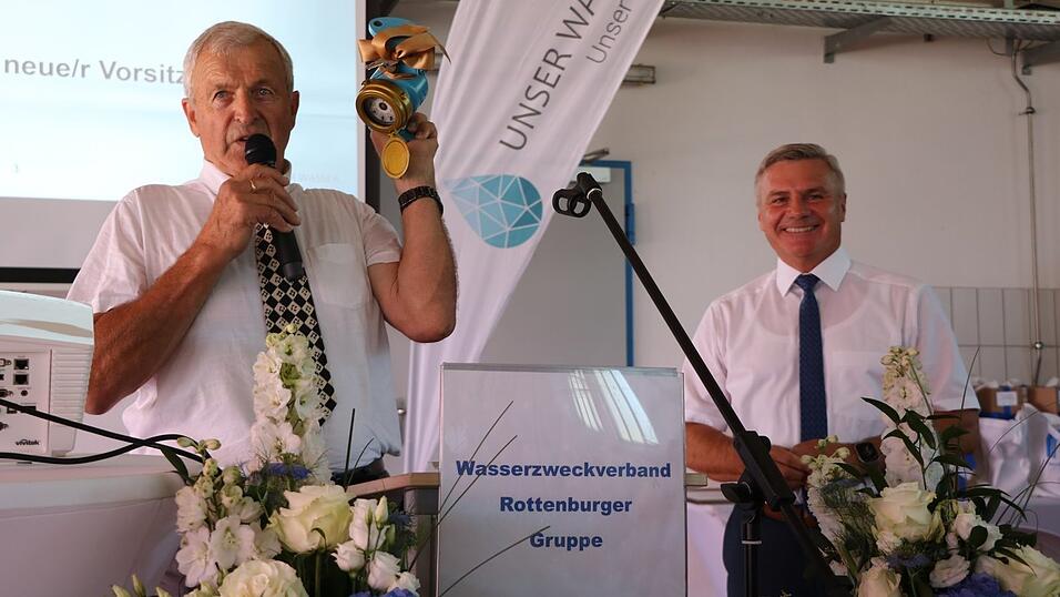 Hans Weinzierl &uuml;bergibt den Schl&uuml;ssel, beziehungsweise den Wasserz&auml;hler an seinen Nachfolger: Neuer Vorsitzender des Wasserzweckverbands ist Peter Dreier.