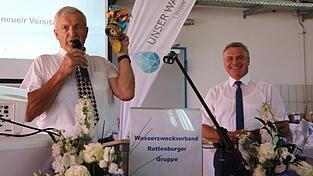 Hans Weinzierl übergibt den Schlüssel, beziehungsweise den Wasserzähler an seinen Nachfolger: Neuer Vorsitzender des Wasserzweckverbands ist Peter Dreier. Hans Weinzierl übergibt den Schlüssel, beziehungsweise den Wasserzähler an seinen Nachfolger: Neuer Vorsitzender des Wasserzweckverbands ist Peter Dreier.