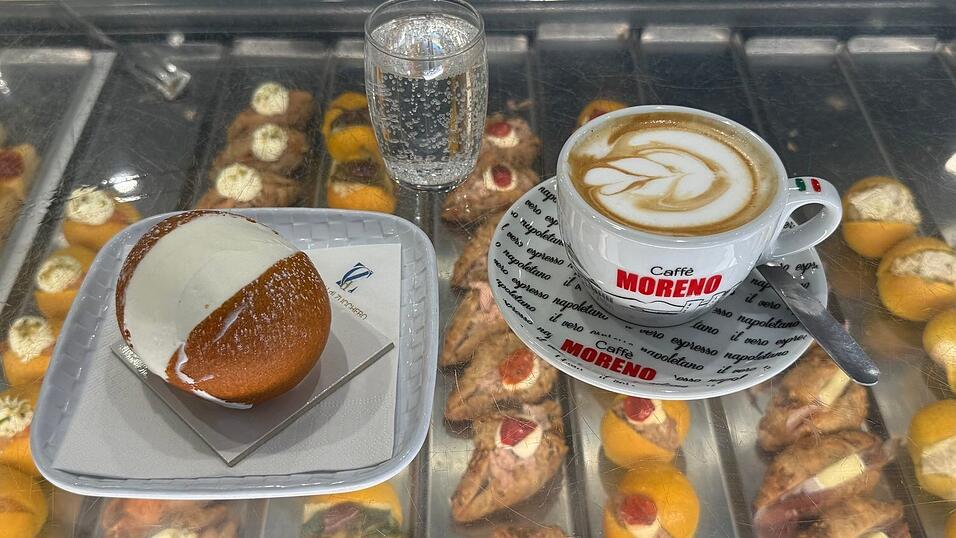 Ein Maritozzo ist in Italien bis zum Anschlag mit Sahne gefüllt - und trotzt jedem Ernährungstrend. Ein Maritozzo ist in Italien bis zum Anschlag mit Sahne gefüllt - und trotzt jedem Ernährungstrend.