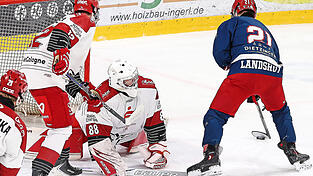 Eiskalt vor der Kiste: Sami Sürken (rechts) erzielte beim 6:3-Sieg der U 17 in Kaufbeuren zwei Treffer und trug damit zum vorzeitigen Einzug in die Meisterrunde bei. Eiskalt vor der Kiste: Sami Sürken (rechts) erzielte beim 6:3-Sieg der U 17 in Kaufbeuren zwei Treffer und trug damit zum vorzeitigen Einzug in die Meisterrunde bei.